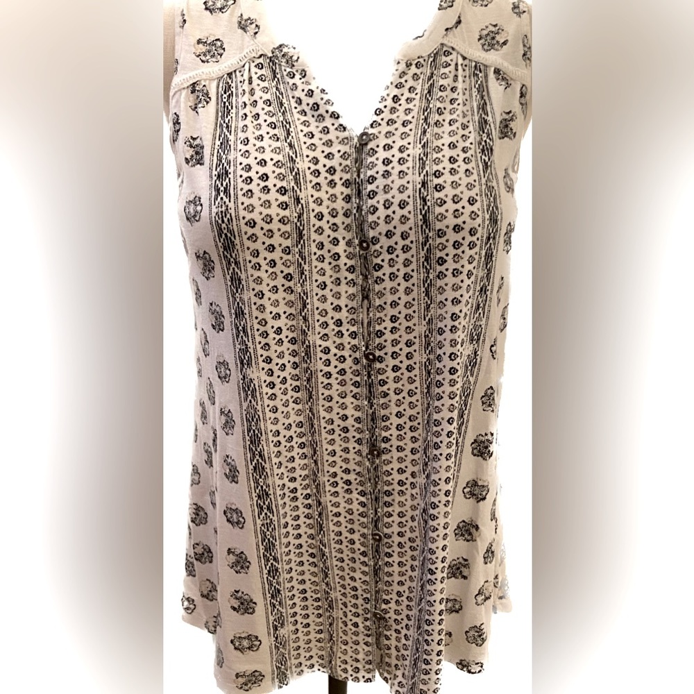 Sonoma Sleeveless V-Neck Top.Black/White Button Front Gathered Yoke. M Like New